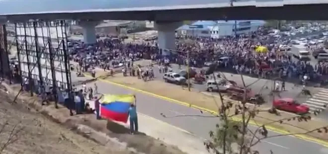 Venezuela’da Maduro destekçileri başkanlık sarayı çevresinde toplandı
