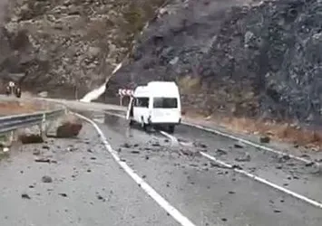 Artvin'de facianın eşiğinden dönüldü! Kayalar ok gibi saplandı