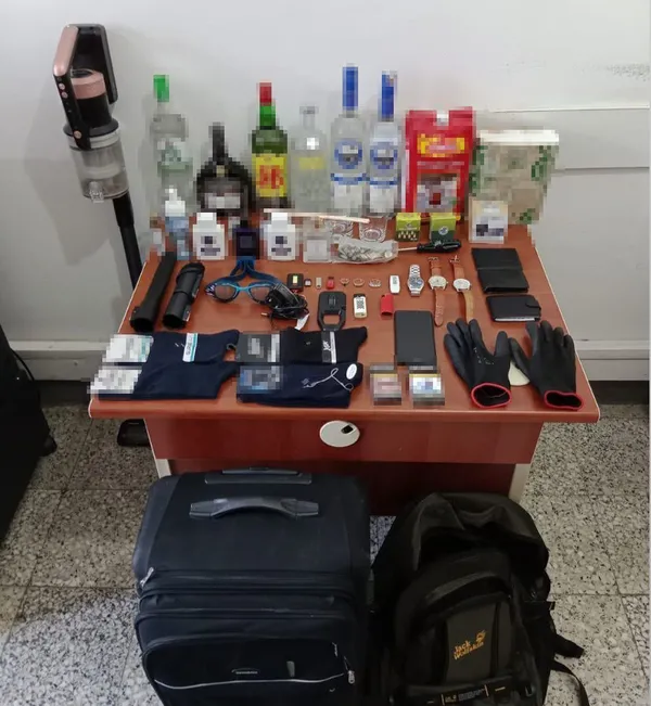 1683355193250.jpg Böylesi görülmedi! Gece uyuduğu evlerden sabah hırsızlık yaparak ayrıldı - 5