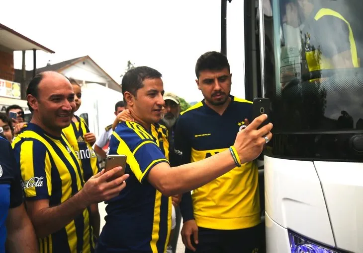Cuma namazı sonrası Fenerbahçeli futbolculara yoğun ilgi