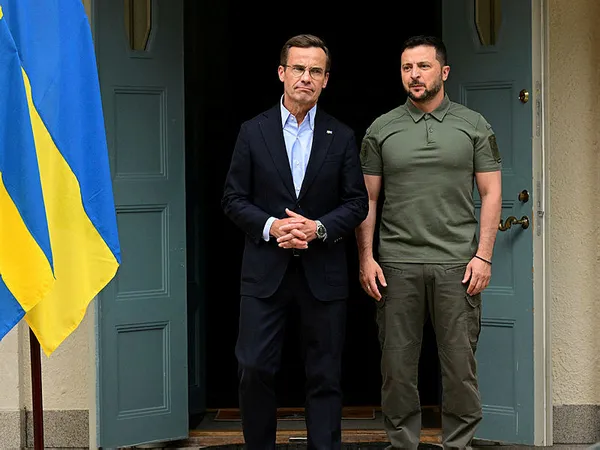 ukrayna-devlet-baskani-volodimir-zelenskiy-cv90-zirhli-muharebe-araclarini-isvecle-uretecegiz-1692461239577.jpg Ukrayna Devlet Başkanı Volodimir Zelenskiy: CV90 zırhlı muharebe araçlarını İsveç'le üreteceğiz - 2