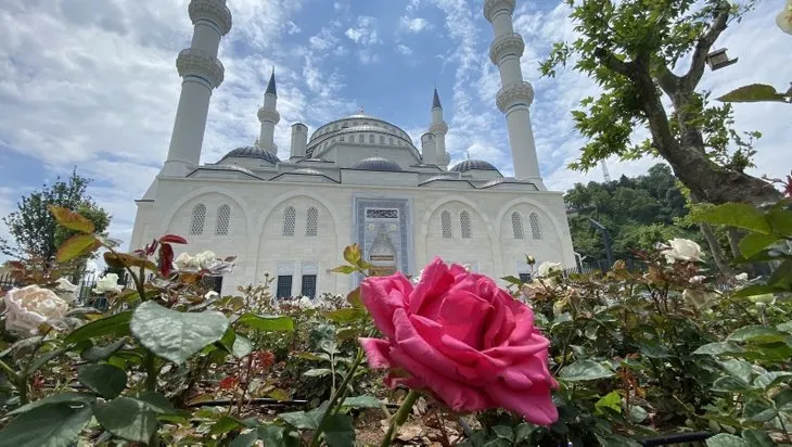 Başkan Erdoğan’ın açılışını yaptığı Uzun Mehmet Camisi'nde ilk Cuma namazı kılındı