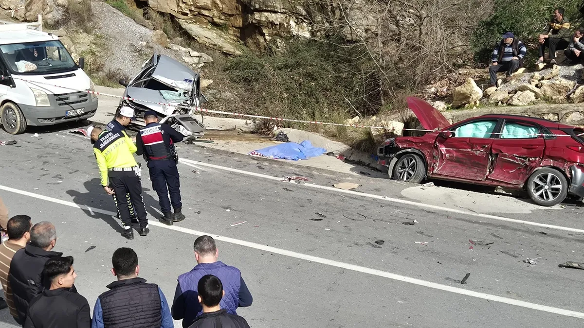 Alanya'da 3 araçlı zincirleme kaza: 1 ölü, 3 yaralı