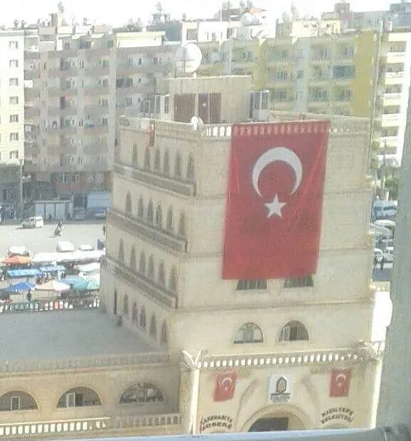 HDP’nin ilk icraatı Türk bayrağını indirmek oldu!