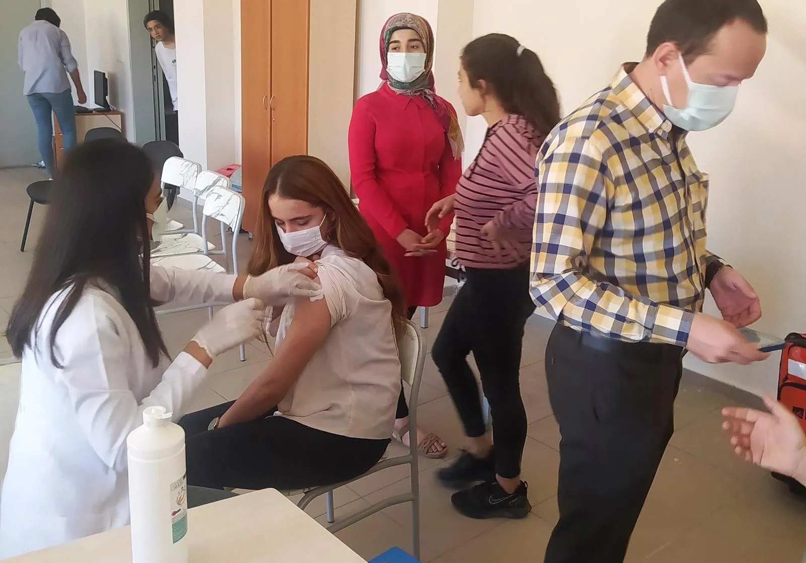 Hazro’da seferberlik başladı 12 yaşın üstü öğrenciler aşılanmaya devam ediyor