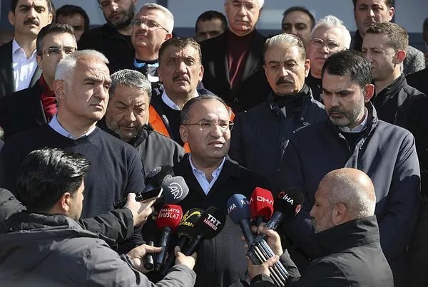 Adalet Bakanı Bekir Bozdağ açıkladı! Yıkılan binaların sorumlularına af yok: 184 kişi tutuklandı