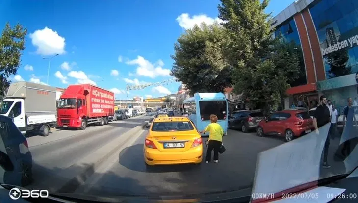 Kadına şiddete meydan dayağı! Saldırgan arkasına bile bakmadan kaçtı