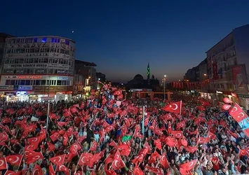 Van'da 150 bin Türk bayrağıyla 'tarihe not düşüldü'