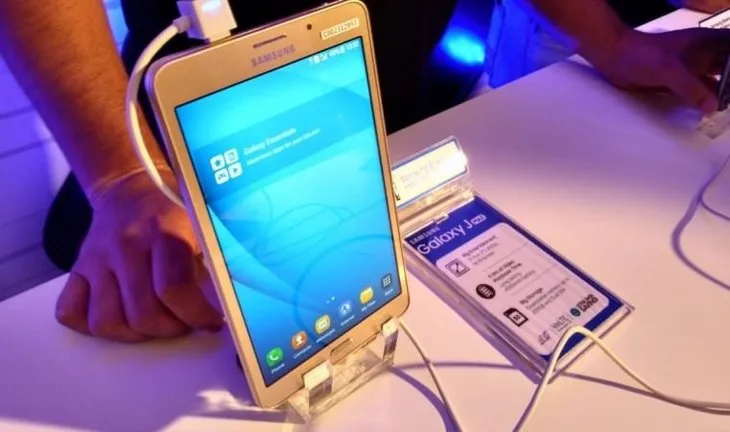 Samsung 7 inçlik dev telefonu Galaxy J Max’ı tanıttı