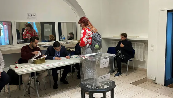 14-mayis-secimlerinde-bir-ilk-yurt-disi-temsilciliklerde-kullanilan-oy-sayisi-2018-secimindeki-oy-sayisi-gecti-1683404310217.jpg 14 Mayıs seçimlerinde bir ilk! Yurt dışı temsilciliklerde kullanılan oy sayısı 2018 seçimindeki oy sayısı geçti - 4