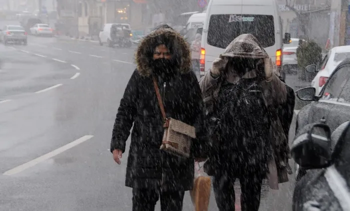 Meteoroloji peş peşe uyarmıştı! Aybar kar fırtınası İstanbul'u beyaza bürüdü! | İstanbul'da kar yağışı ne kadar sürecek? İşte son dakika kar haberleri - 1