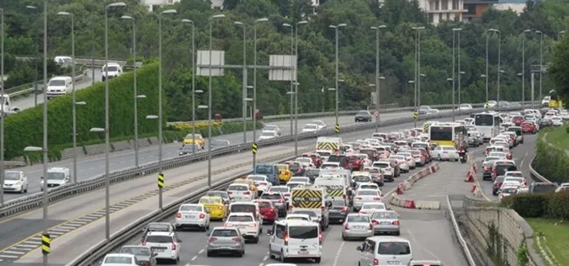 İstanbul'da 'yeni normal'in ilk günü: Duraklar doldu taştı, trafik durma noktasına geldi