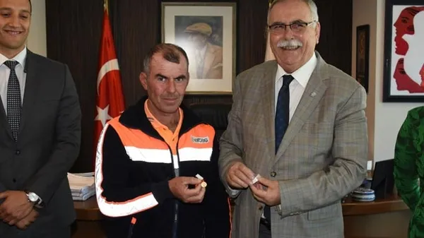 Türk bayrağını çöpten alan işçi ödüllendirildi - 1