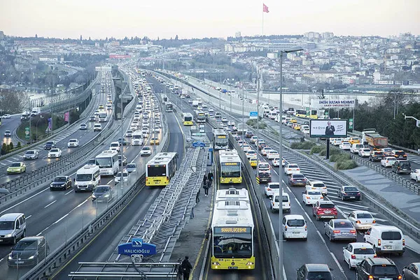 son-dakika-istanbulda-yagmur-trafigi-yogunluk-yuzde-74-1644338005013.jpg