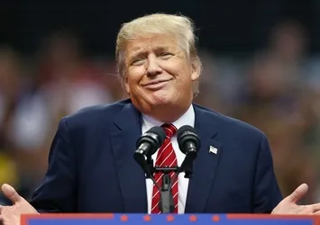 Trump da geleneğe uydu: İki hindiyi affetti
