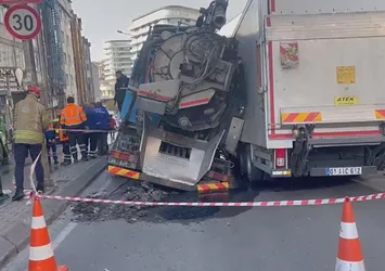Güngören'de yol çöktü: 2 kamyon mahsur kaldı