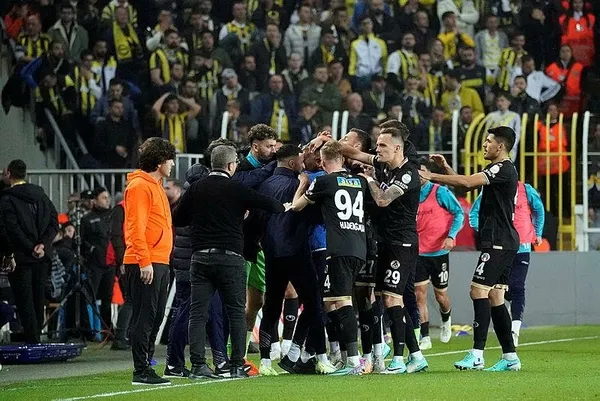 kanarya-zirve-yarisinda-yara-aldi-fenerbahce-2-2-alanyaspor-mac-sonucu-1707677281184.jpeg Kanarya zirve yarışında yara aldı! Fenerbahçe 2-2 Alanyaspor (MAÇ SONUCU) - 5