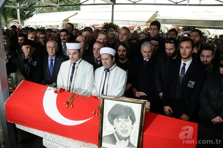 Ayşen Gruda'nın cenazesinden gözler Şener Şen'i aramıştı! Usta sanatçının o görüntüleri ortaya çıktı