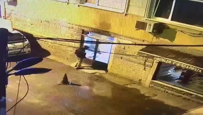Bakırköy'de vahşet: Eski komşusunu fırında satırla öldürdü - 1