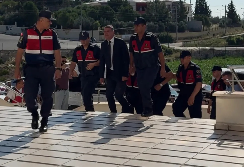 1782152007609.jpg CHP'li Silifke Belediyesi'nde sahte kaşeli vurgun! Kutulardan deste deste dolar ve TL çıktı | Makam aracında taşımışlar - 7
