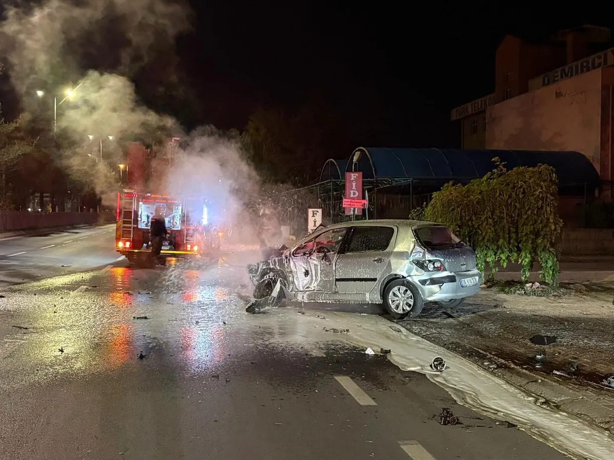 kayseride-park-halindeki-3-araca-carpan-otomobil-alev-aldi-1792462584744.jpg Kayseri’de kontrolden çıkan otomobil ortalığı birbirine kattı: 2 yaralı - 2