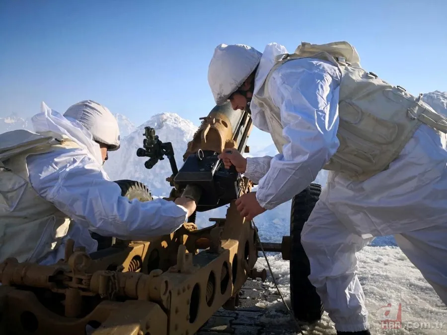 Komandolar 2 metre karda operasyonda! İşte o fotoğraflar... 2