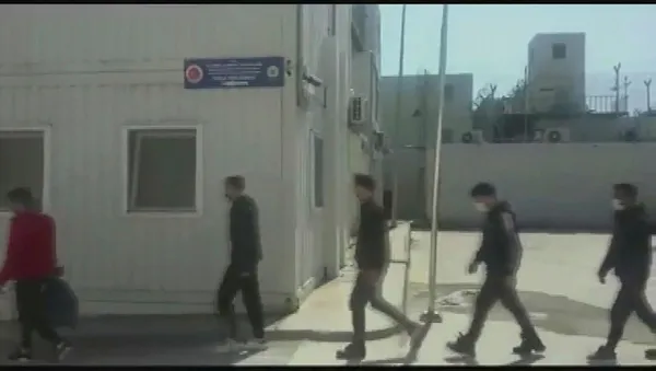 Binlerce düzensiz göçmen için işlem yapıldı! Sandalyeli kabadayı ve kadınların gizlice videosunu çekenler sınır dışı