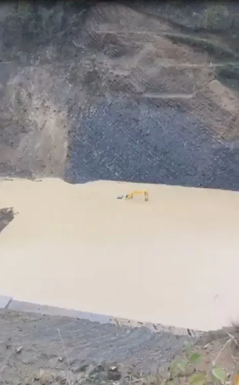 Sağanak etkili oldu! İş makinesi sular altında kaldı - 1