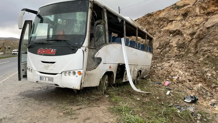 Şanlıurfa'da işçi servisi devrildi: 15 kişi yaralandı - 3