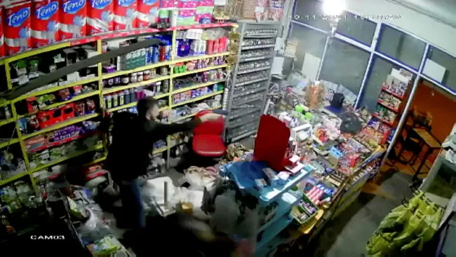 adanada-market-sahibine-is-yerinde-silahli-saldiri-dehset-anlari-kamerada-1638021090788.jpg Adana'da market sahibine iş yerinde silahlı saldırı! Dehşet anları kamerada - 2