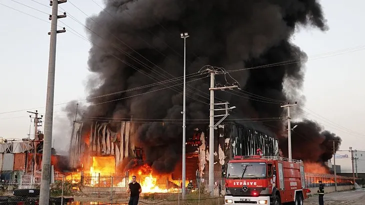 Un incendie se déclare dans un entrepôt logistique à Kocaeli ! La fumée envahit le ciel.