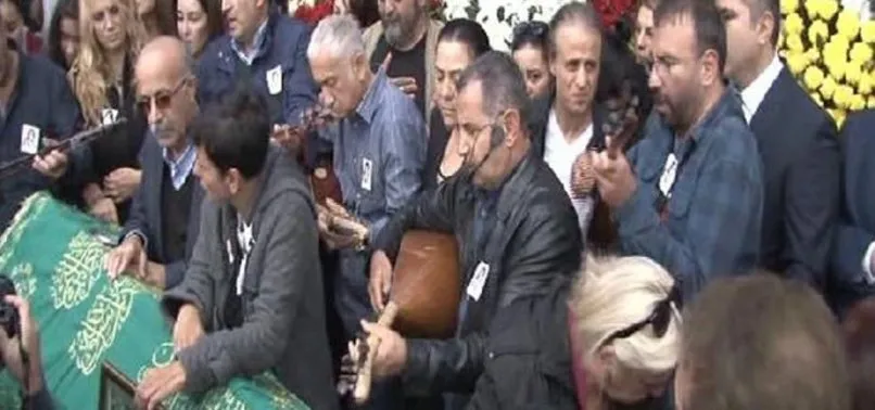 ANNESİNİ BAĞLAMA ÇALARAK UĞURLADI