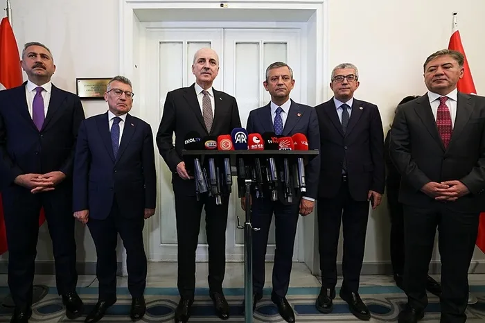 tbmm-baskani-numan-kurtulmustan-mecliste-terorsuz-turkiye-mesaisi-1748611115919.jpeg TBMM Başkanı Numan Kurtulmuş ve CHP Genel Başkanı Özgür Özel açıklamalarda bulundu. (İHA)