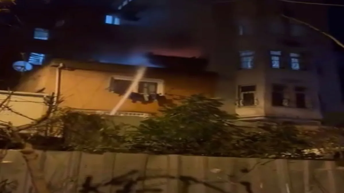 Beyoğlu'nda korku dolu anlar! 3 katlı binada yangın çıktı