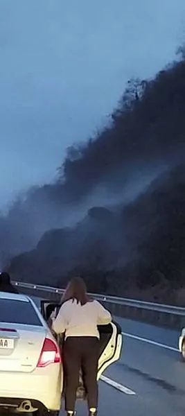Son dakika: Artvin'deki heyelan kamerada! Karadeniz Sahil Yolu çift taraflı trafiğe kapatıldı - 2