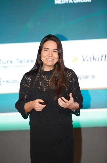 guclu-kadinlar-guclu-turkiye-icin-turkuvazda-bulustu-1741374031498.jpeg Sanatçı Deniz Sağdıç (Fotoğraf: ahaber.com.tr)