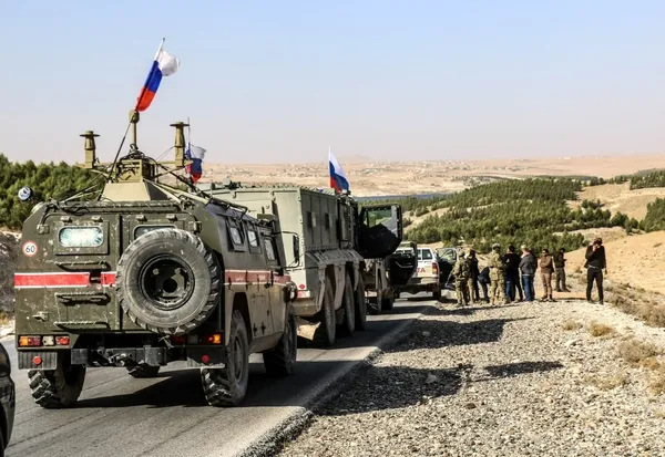 Son dakika: Rusya, ABD’nin boşalttığı Tişrin üssüne de yerleşti! Devir teslimde dikkat çeken görüntü