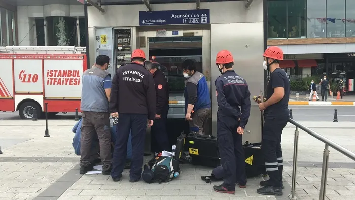 Son dakika: Taksim Metro asansöründe korku dolu anlar! Mahsur kalan anne ve kız 1,5 saatlik çalışmayla kurtarıldı - 1
