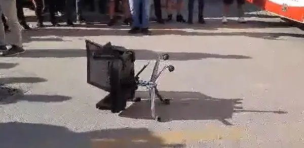 CHP Genel Merkezi’nde Diktatör Kemal sloganları! Tanju Özcan koltuk fırlattı: Değişim çağrısını duymamak için kaçtı