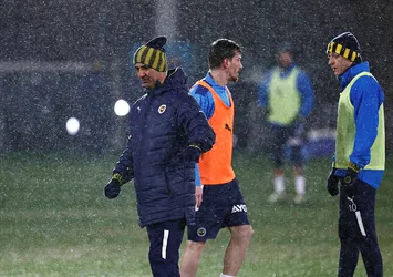 Fenerbahçe'nin yeni teknik direktörü İsmail Kartal sahaya indi! İşte ilk antremanlar kareler