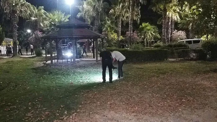 adanada-dehset-parkta-oturan-genclere-kusun-yagdirdilar-olu-ve-yarali-var-1720658838752.jpeg Adana'da dehşet! Parkta oturan gençlere kurşun yağdırdılar | Ölü ve yaralı var - 2