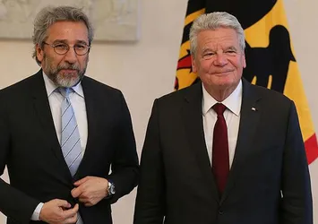Vatan haini Can Dündar'dan alçak paylaşım