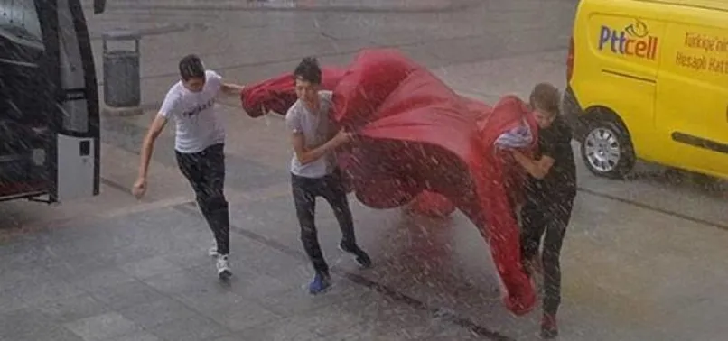 İstanbul'da fırtınada o an!