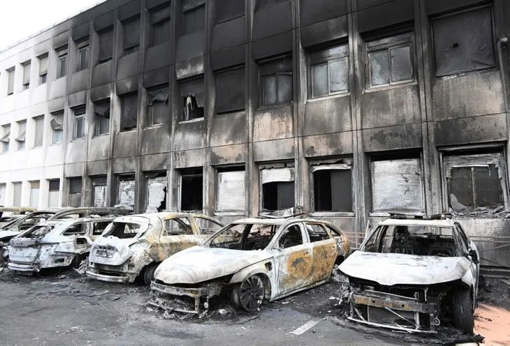Fransa'da büyük isyan! Araçları alev topuna çevirdiler! 5 günlük sokağa çıkma yasağı