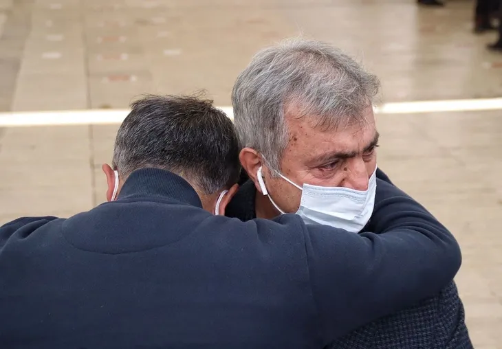 Özdemir Bayraktar son yolculuğuna uğurlandı! Sevenleri Fatih Camii'ne akın etti