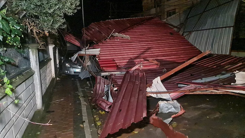 Kocaeli'nde kahreden olay! Fırtına etkisiyle havalanan çatıyla metrelerce uçmuş! Feci son böyle geldi