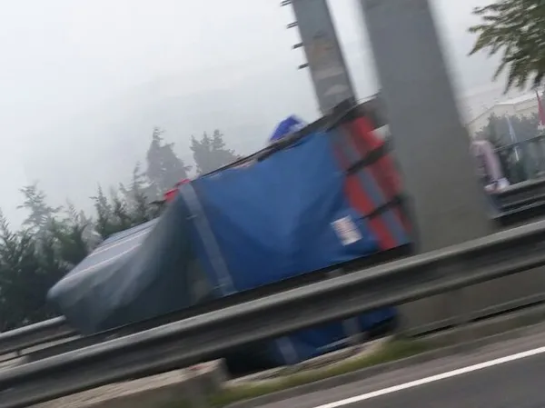 E-5'de kamyonet kazası sabah trafiğini felç etti - 1