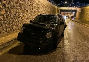 Elazığ'da kontrolden çıkan araç duvara çarptı: 2 yaralı