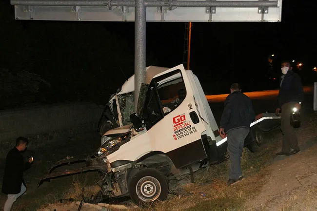 Erzincan’da feci kaza! Araç, şarampoldeki trafik levhasına saplandı - 2
