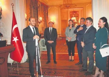 Dünya Türklerin akıllı bastonunu kullanacak